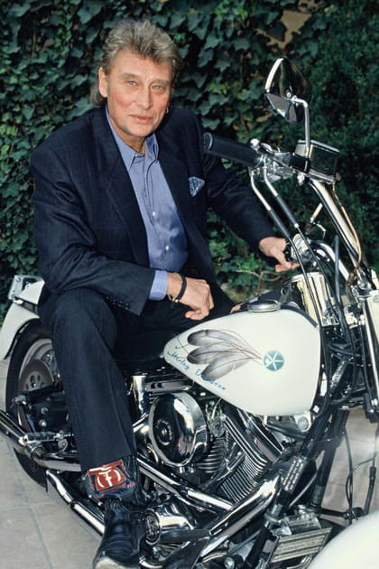 Johnny Hallyday en ensemble de denim et santiags