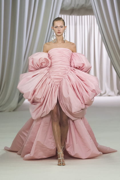 Look 1 du défilé Giambattista Valli