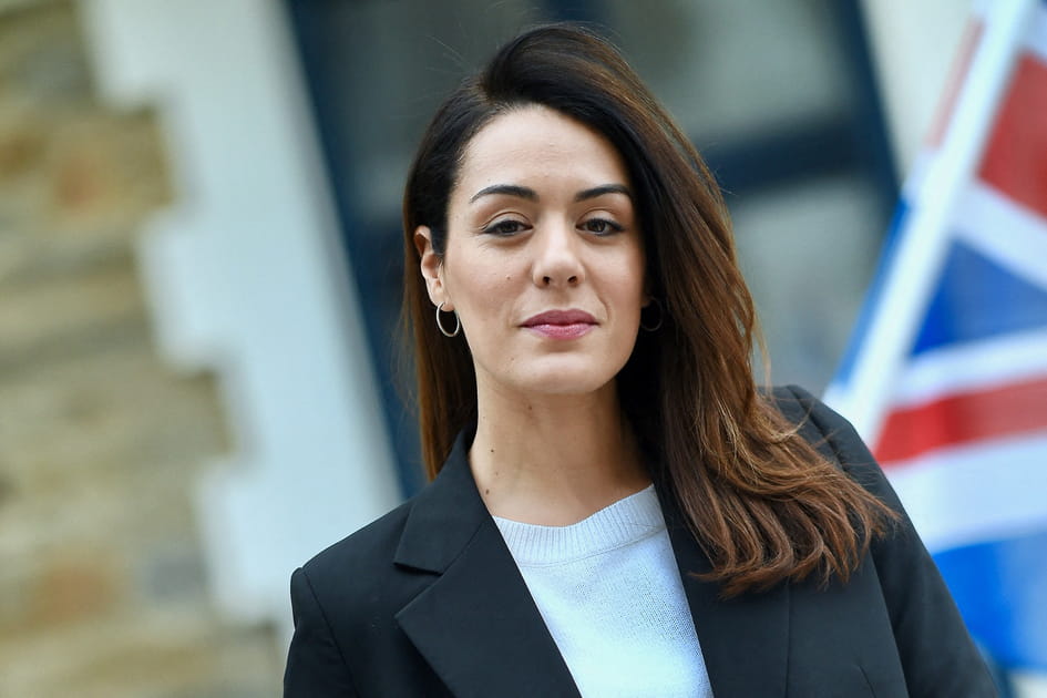 Raie sur le c&ocirc;t&eacute; et volume ma&icirc;tris&eacute; de Sofia Essa&iuml;di