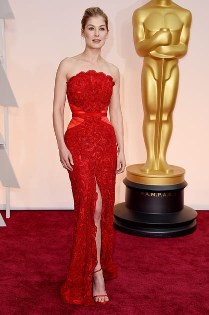 Rosamund Pike en Givenchy haute couture