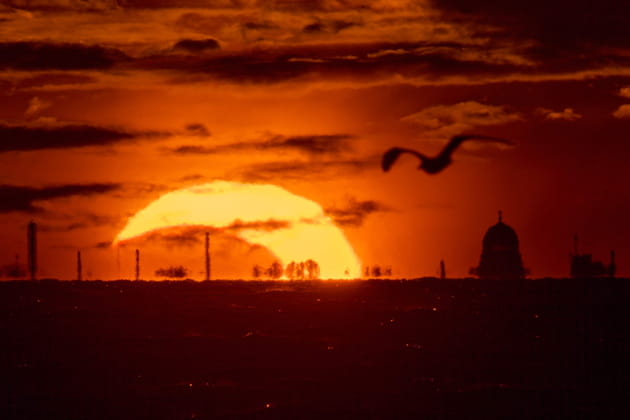 L'&eacute;clipse s'&eacute;teint dans la mer en Russie&nbsp;: un coucher de soleil pas comme les autres