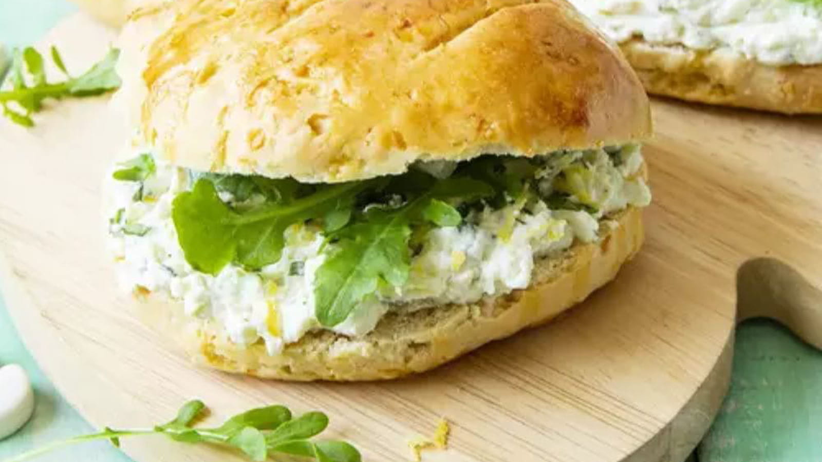 Pains au lait fourrés au fromage frais, citron et roquette