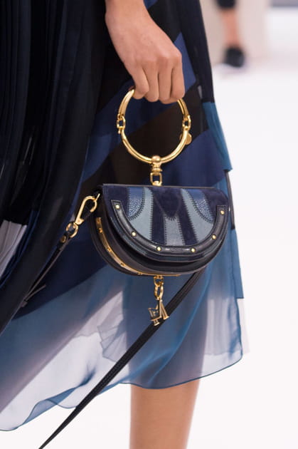 Le petit sac &agrave; anse ronde m&eacute;tal du d&eacute;fil&eacute; Chlo&eacute;