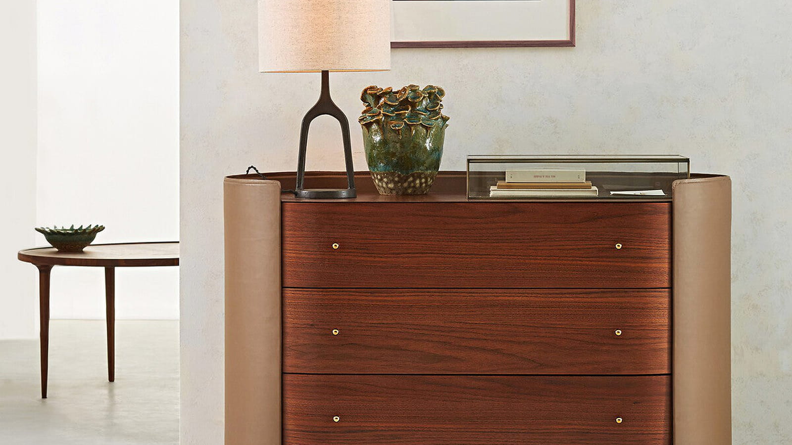 Commode arrondie en noyer