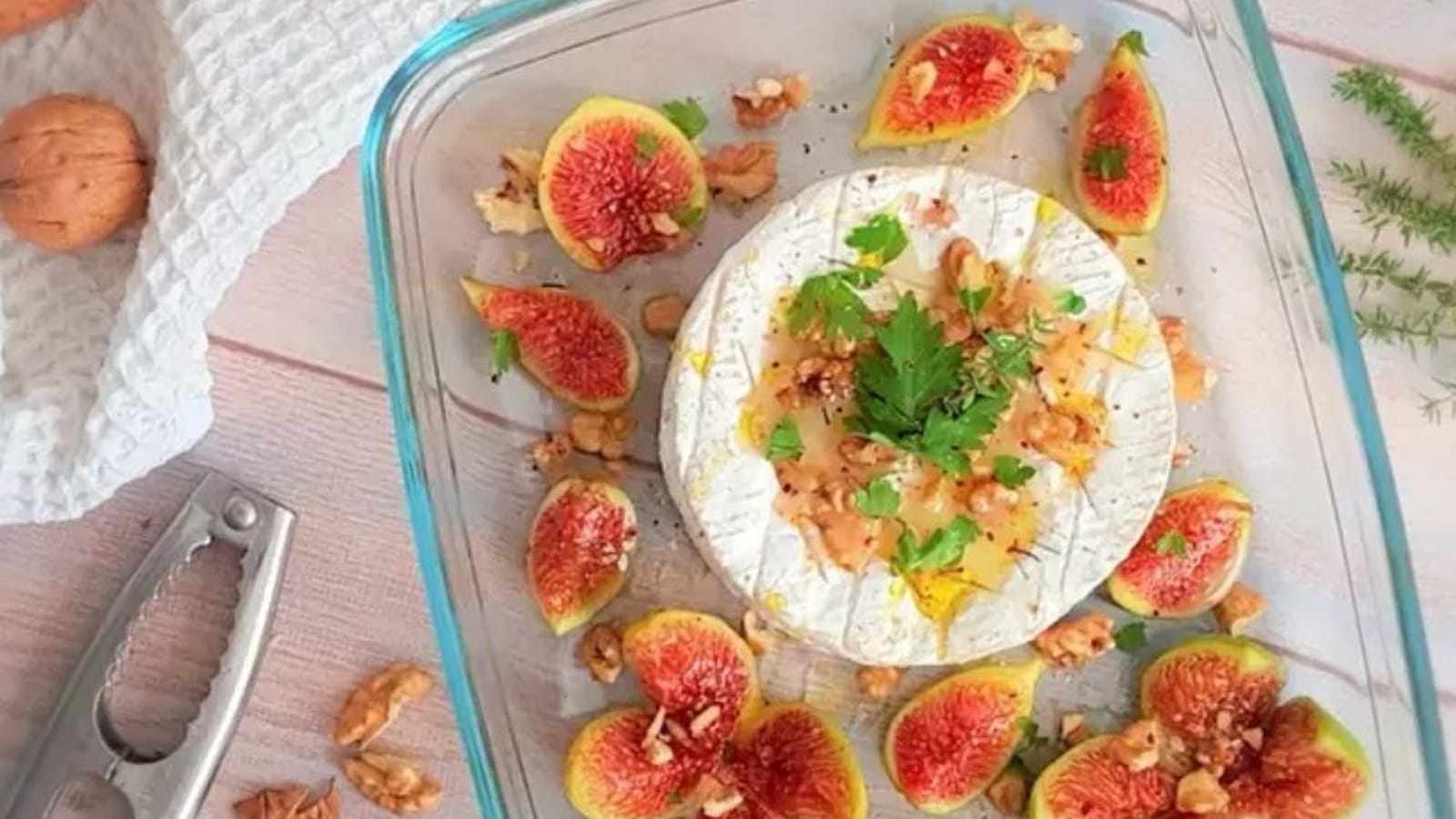 Camembert au four, figues, noix et miel