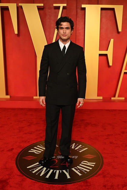 Charles Melton en smoking noir Ferragamo