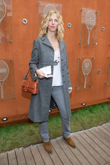Sandrine Kiberlain en manteau gris