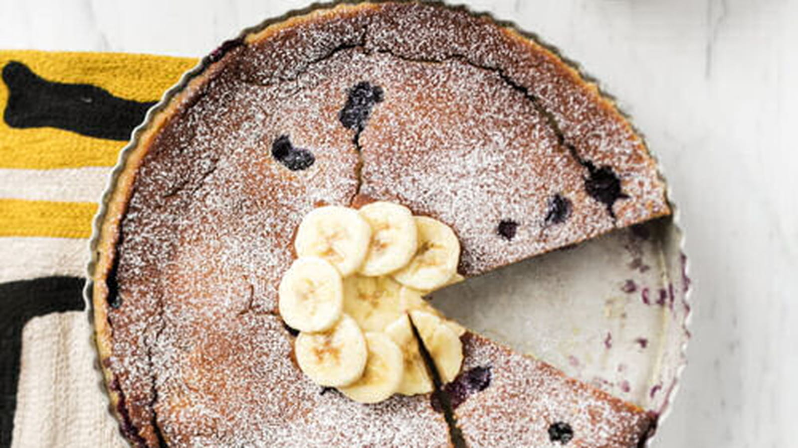 Clafoutis au lait de coco, à la banane et aux myrtilles