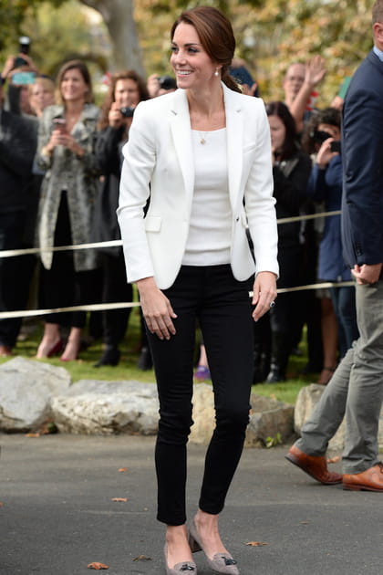 Kate Middleton en jean noir et blazer blanc