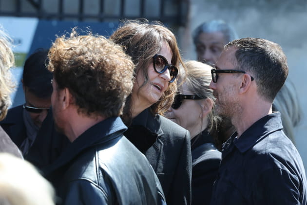 Val&eacute;rie Lemercier rep&eacute;r&eacute;e au milieu de la foule aux obs&egrave;ques de Nathalie Baye
