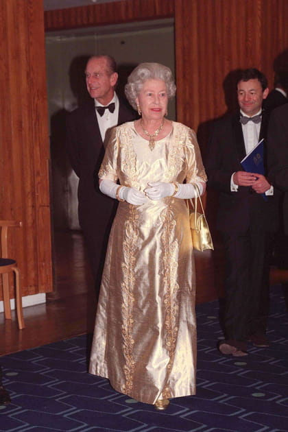 La reine Elizabeth II en robe dorée