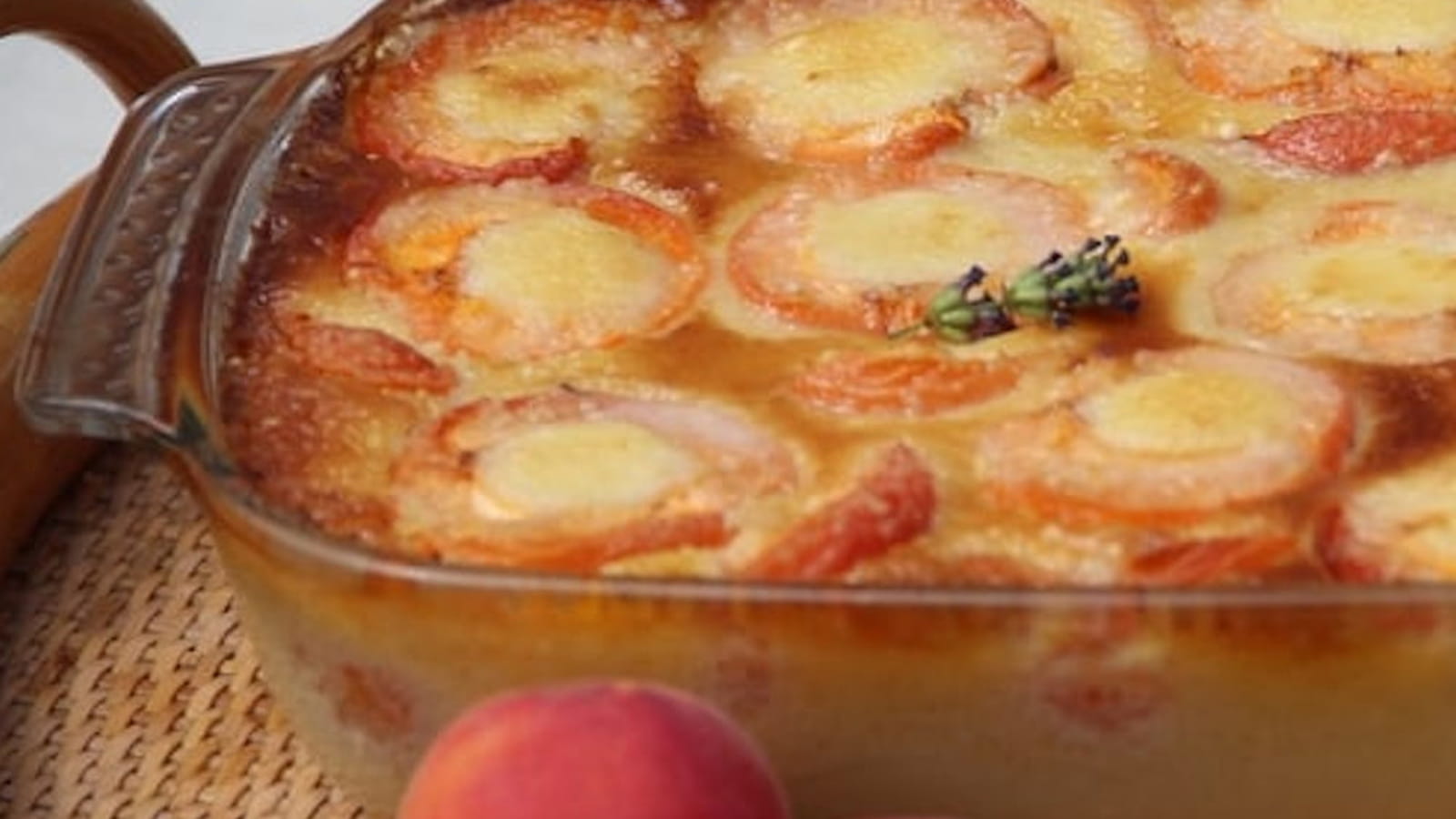 Clafoutis aux abricots, miel de lavande et crème d'amandes