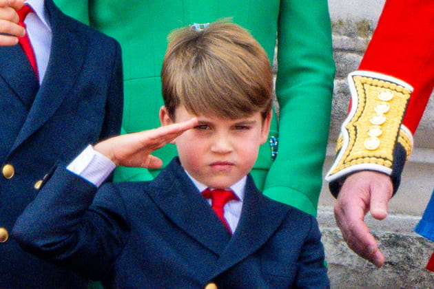 Le prince Louis fait le salut militaire pour Trooping the Colour