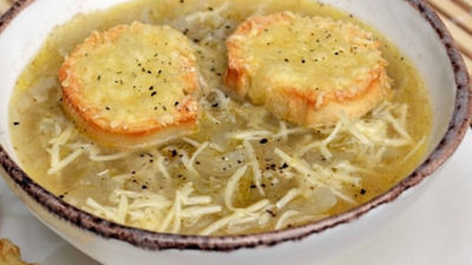 Soupe aux oignons et toasts grillés au gruyère