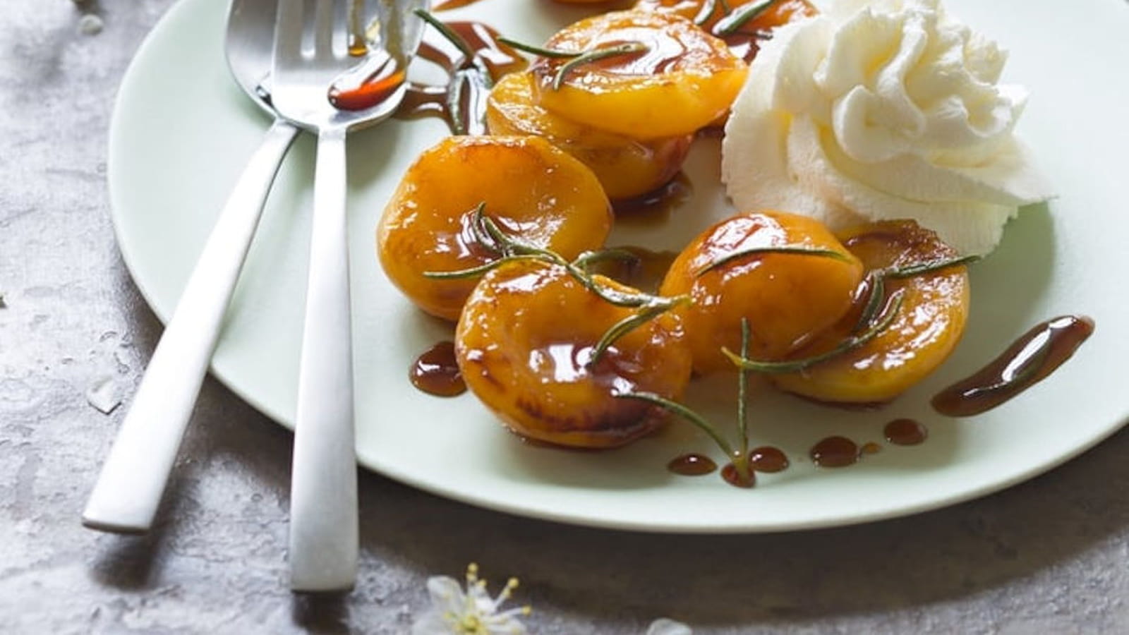 Abricots rôtis et chantilly reblochon