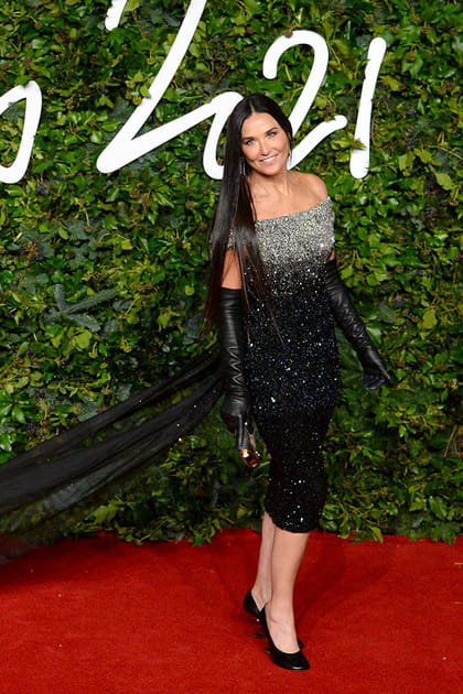 Demi Moore en robe brillante à traîne