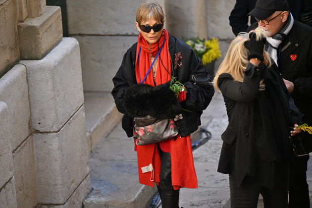 Isabelle Morini-Bosc rep&eacute;rable en rouge aux obs&egrave;ques de Brigitte Bardot