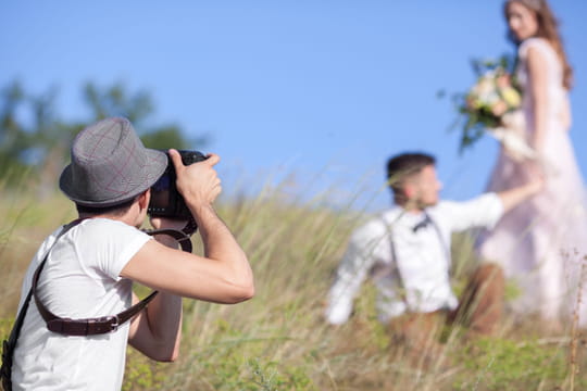 Un invit&eacute; tr&egrave;s sp&eacute;cial s'incruste sur leurs photos de mariage