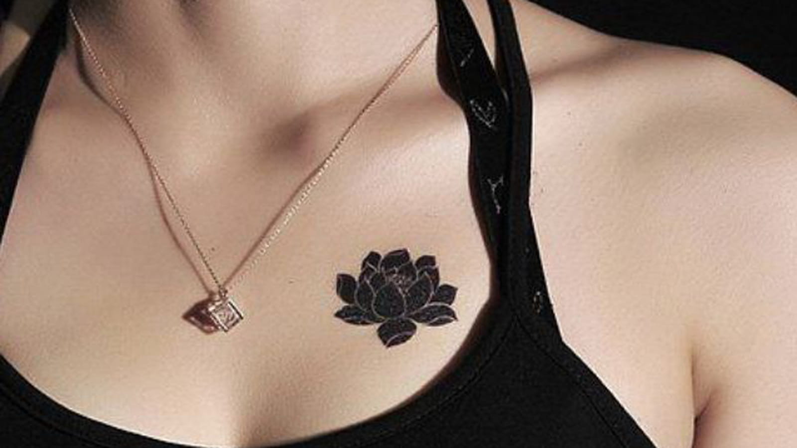 Fleur de lotus noire sur la poitrine
