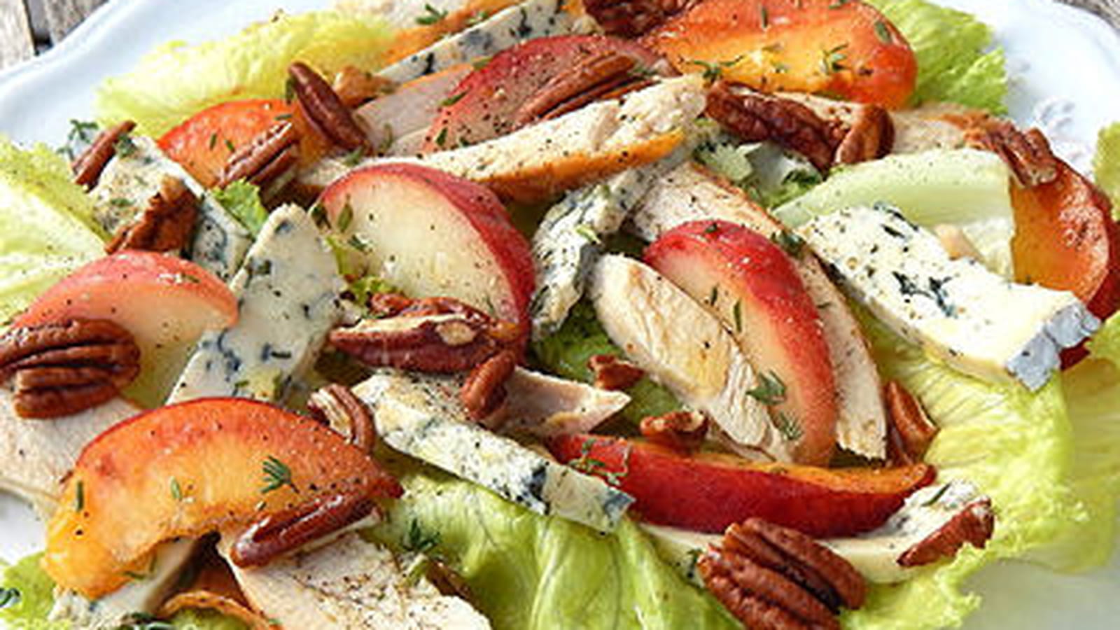 Salade poulet, bleu, pêches, noix de pécan