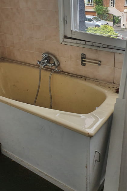 Avant&nbsp;: une autre salle de bains v&eacute;tuste &agrave; l'&eacute;tage
