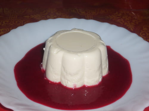 Panna cotta nature et coulis de framboises maison : la recette facile