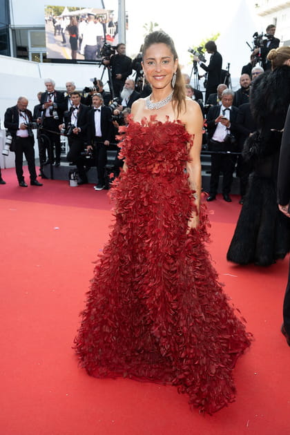 Audrey Dana en robe bustier rouge &agrave; plumes Gemy Maalouf et bijoux Courbet