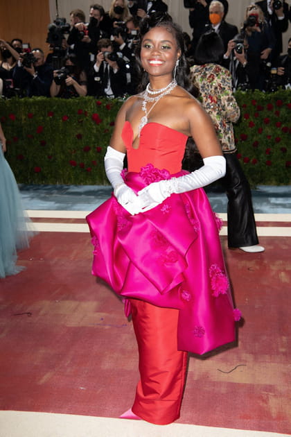 Den&eacute;e Benton en robe rouge et rose