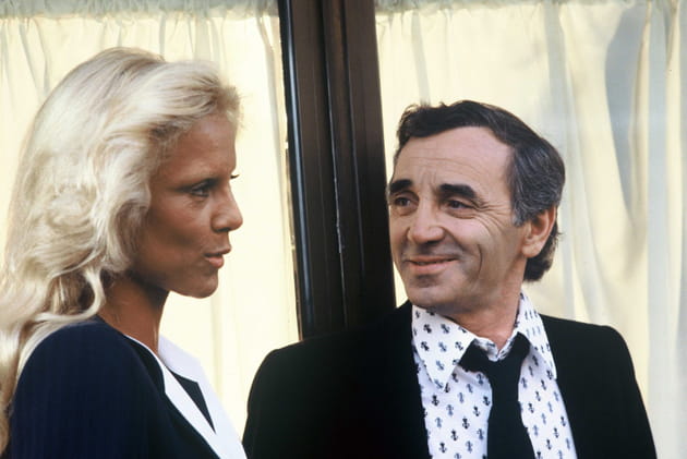 Sylvie Vartan et Charles Asnavour devant Maxim's, à Paris en 1980