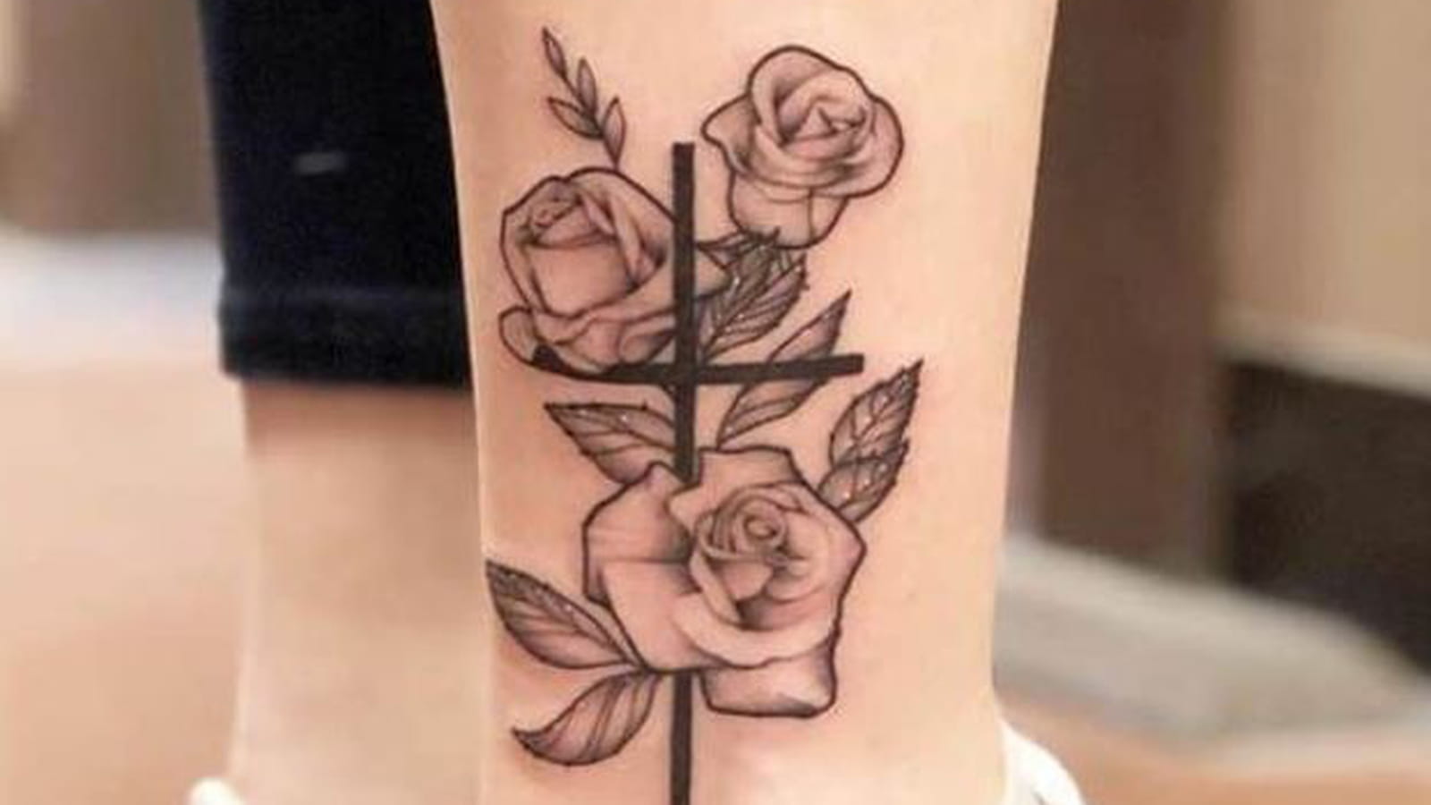 Croix et roses sur la cheville
