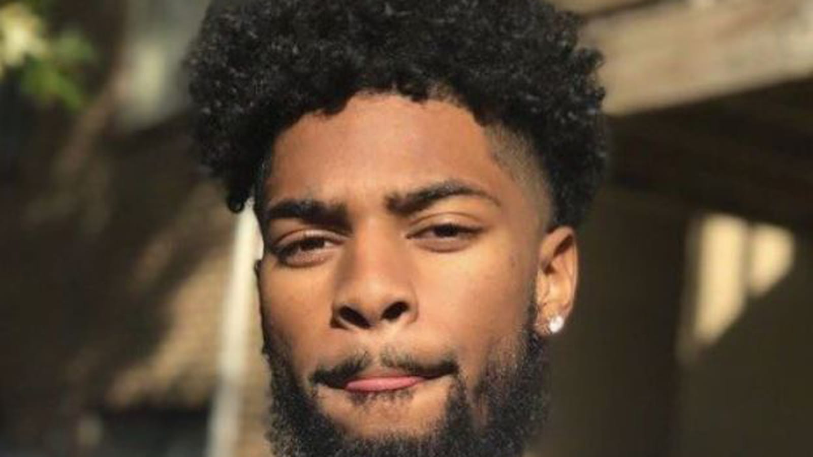 Cheveux frisés et dégradé à blanc