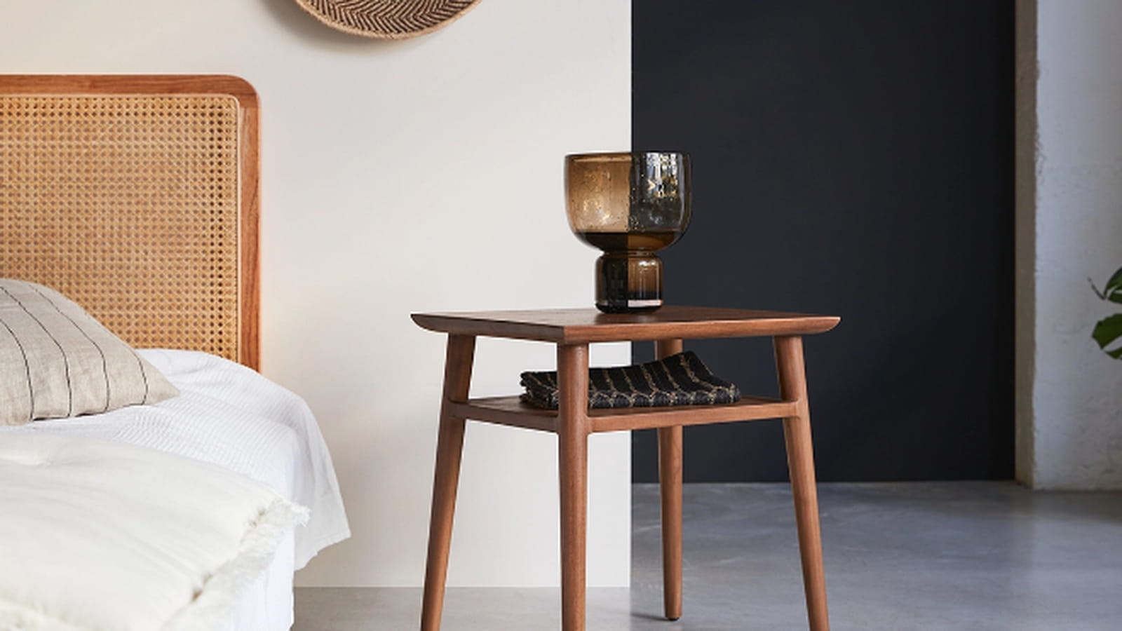 Une table de chevet en teck
