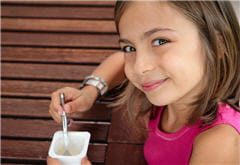 les premiers jours, privilégiez les yaourts, glaces et sorbets pour la