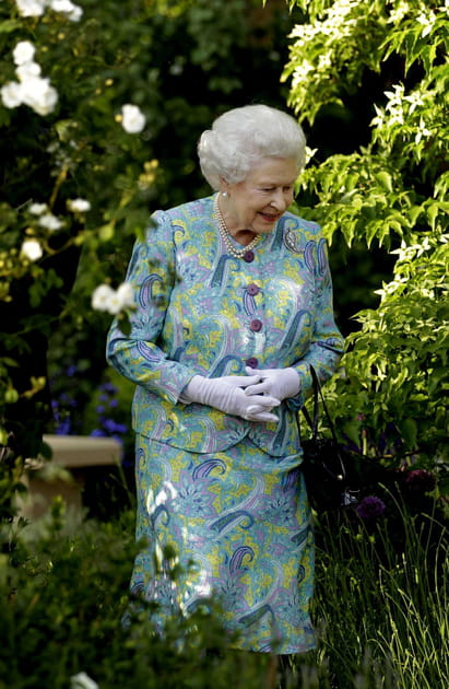 La reine Elizabeth II en ensemble fleuri