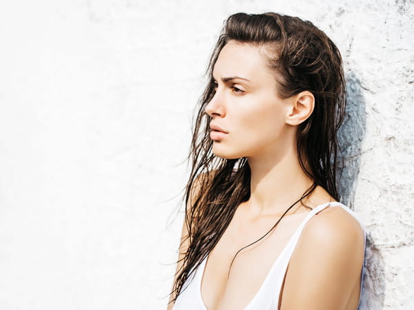 femme-cheveux-mouilles
