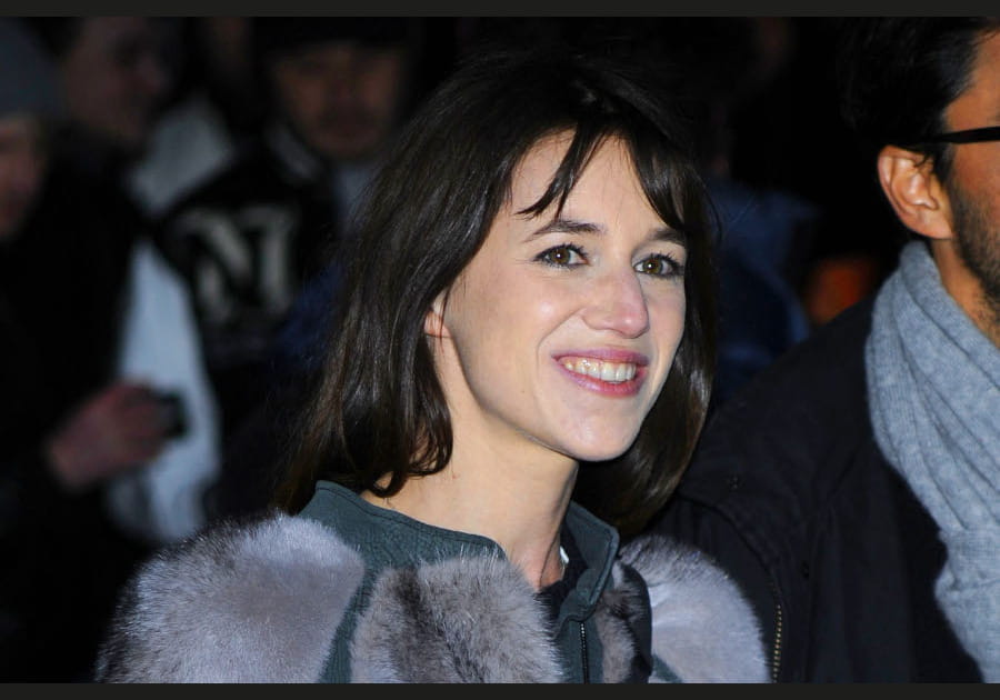 Charlotte Gainsbourg, coquette avec son kh&ocirc;l noir