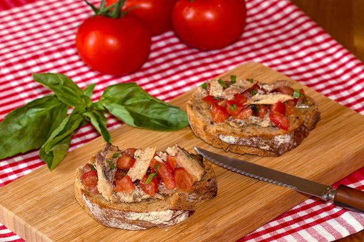 bruschetta à la sardine, tomates et basilic