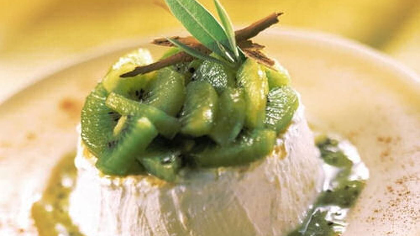 Timbale de faisselle, compotée et coulis au kiwi