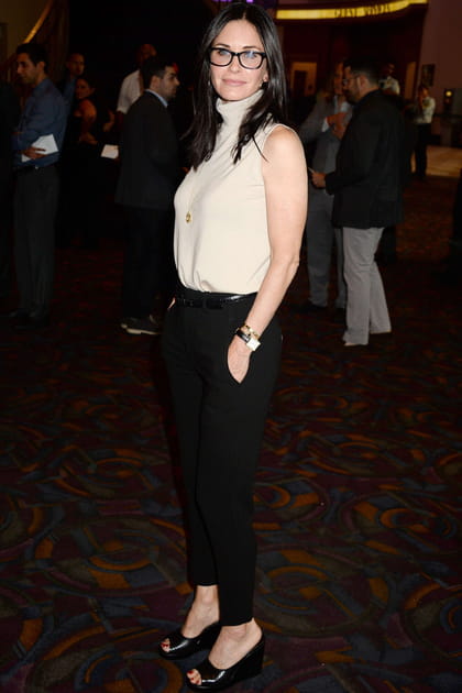Courteney Cox en pantalon noir et top col roulé beige