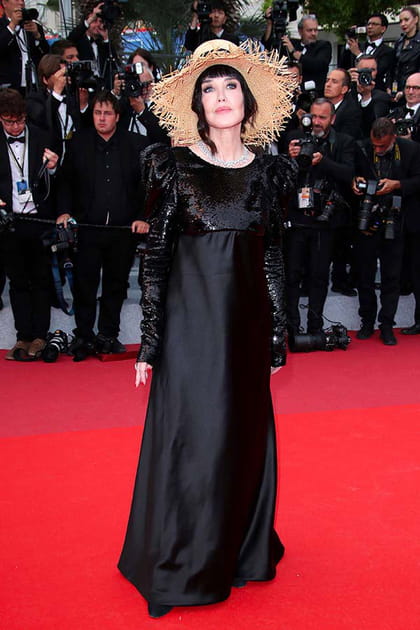 Isabelle Adjani en robe longue noire satinée et chapeau de paille