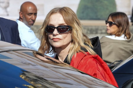 Isabelle-Huppert-coloration-bicolore-balenciaga