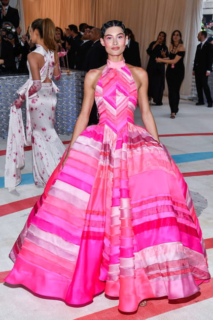 Elizabeth Grace en robe rose Christopher John Rogers