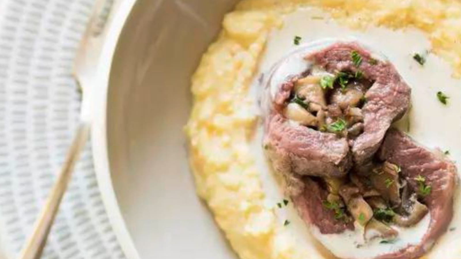 Magret de canard farci aux marrons, champignons et noix, et sa polenta
