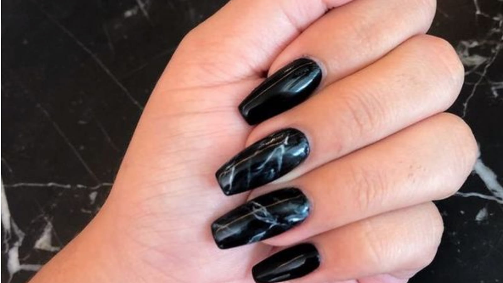 Une manucure noire effet marbre