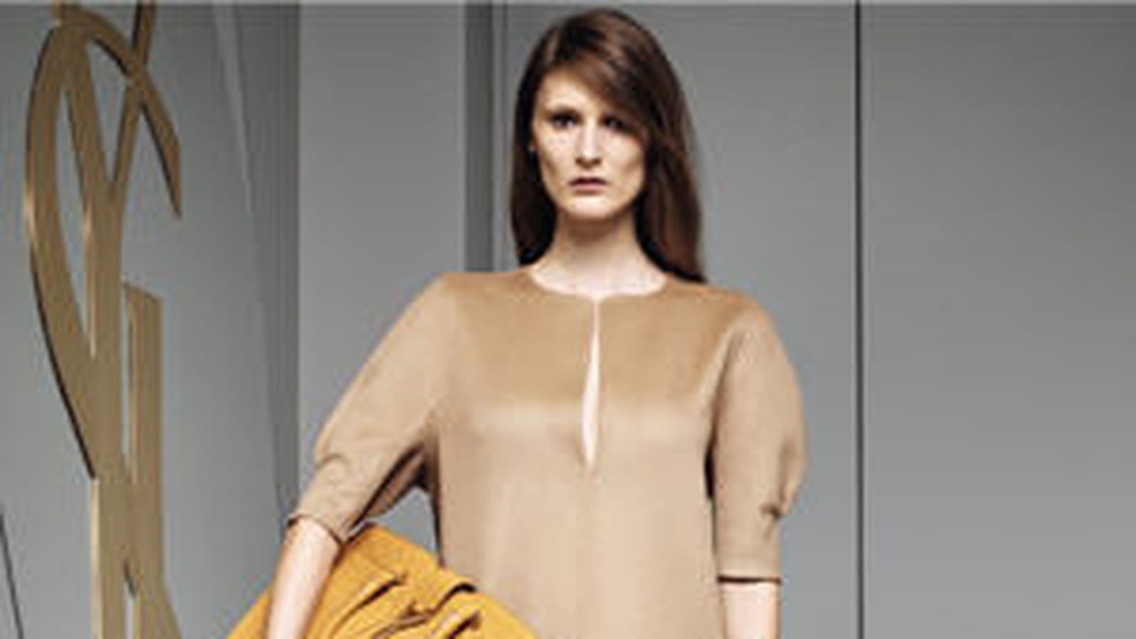 La robe en cachemire beige d'Yves Saint Laurent