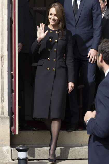 Kate Middleton en long manteau noir à boutons