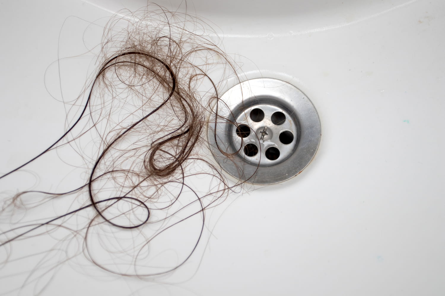 This accessory that we often have in the kitchen removes hair from the shower without even touching it
