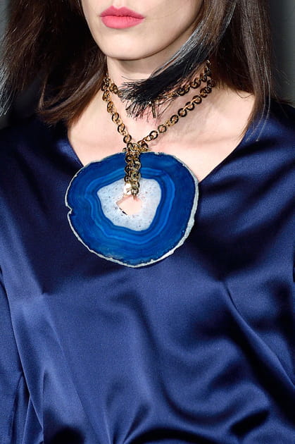 Le pendentif tranche d'agate du d&eacute;fil&eacute; Alexis Mabille