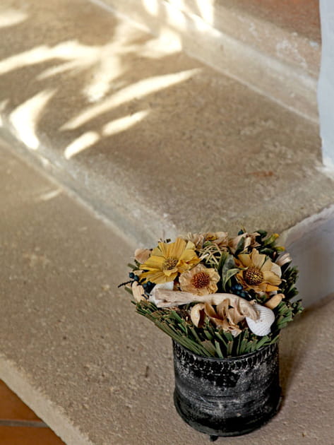 Aux pieds de l'escalier