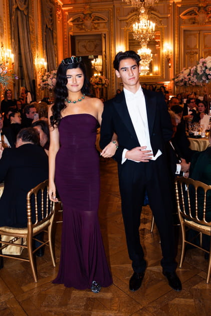 Angelina Jordan arrive au Bal des Débutantes avec son cavalier Kiran Sukarno Seegers